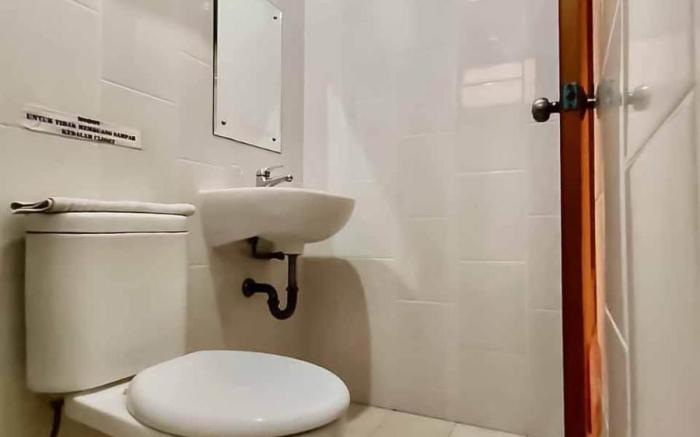 RedDoorz Plus Syariah near Cirebon Super Block Mall 2