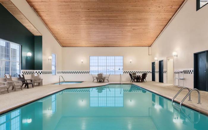 Country Inn & Suites by Radisson, Little Falls, MN