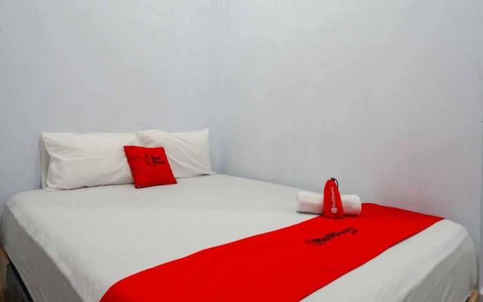 RedDoorz Syariah @ Gatot Subroto Street Bandung 4
