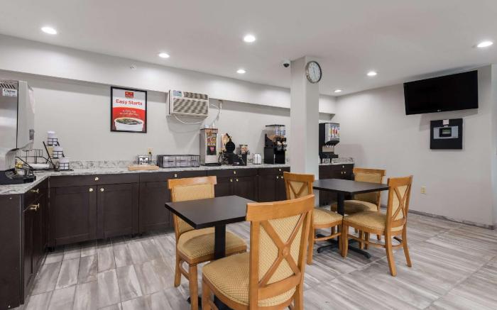 Econo Lodge Inn & Suites