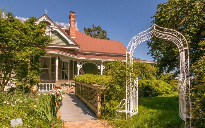 Holly House of Hamilton
