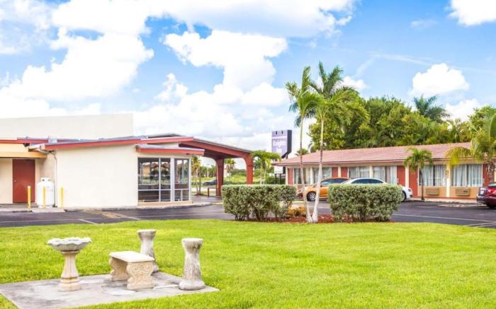 Econo Lodge Inn & Suites