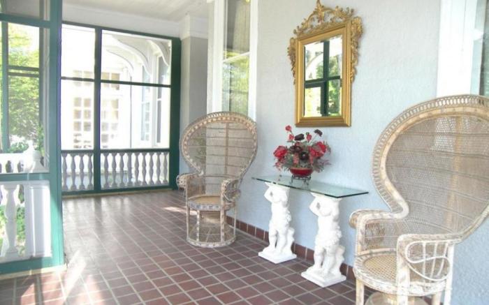 Alexander Mansion  Bed and Breakfast