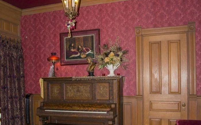 Alexander Mansion  Bed and Breakfast