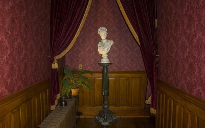 Alexander Mansion  Bed and Breakfast