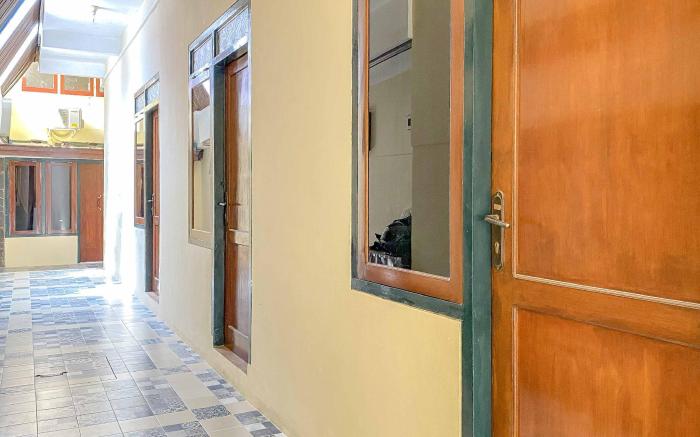 Tini's Guest House Malang Mitra RedDoorz