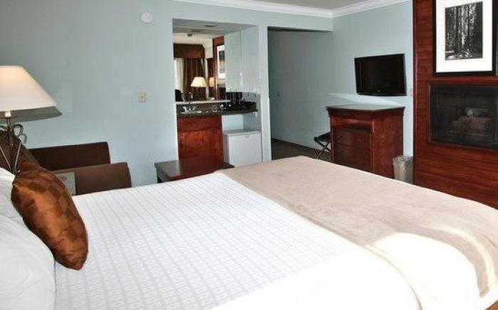 Best Western Plus Forest Park Inn