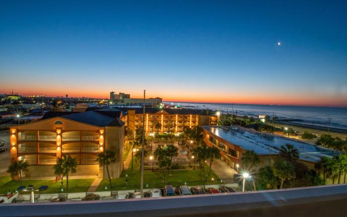 Clarion Pointe Galveston - Beachfront