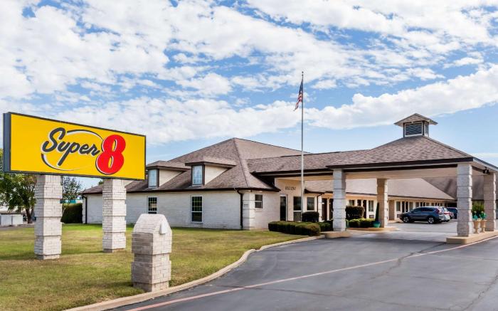 Super 8 By Wyndham Cleburne