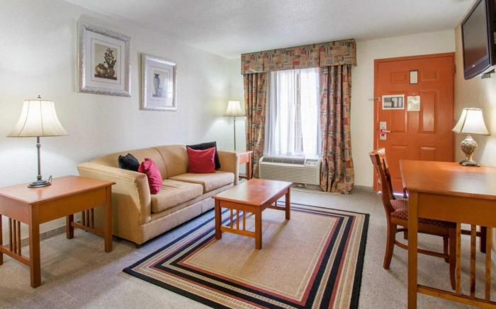 Econo Lodge Airport @ RJ Stadium