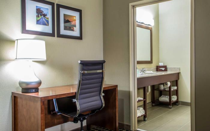 Comfort Suites Delavan - Lake Geneva Area