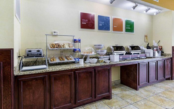Days Inn & Suites by Wyndham Houston / West Energy Corridor