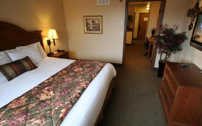 Expressway Suites Fargo
