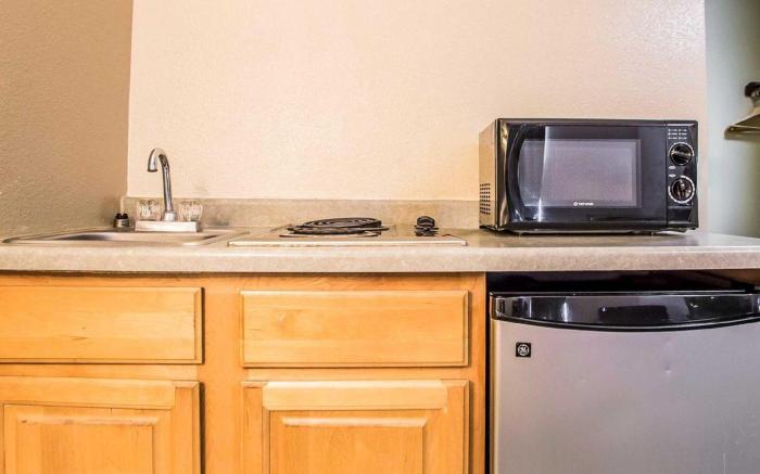 Econo Lodge Inn & Suites Granite City - St. Louis