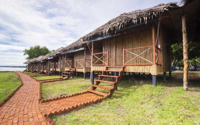 9 Huts on a Hill