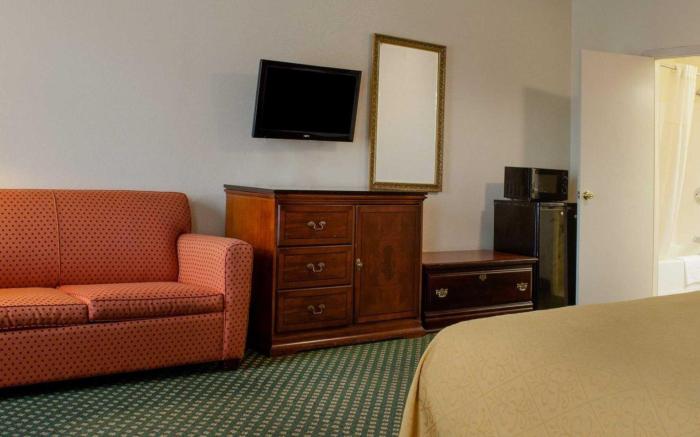 Econo Lodge Inn & Suites