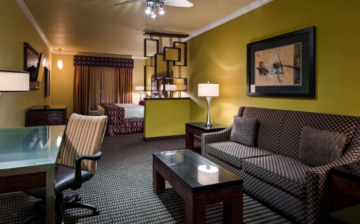 Best Western Plus Christopher Inn & Suites