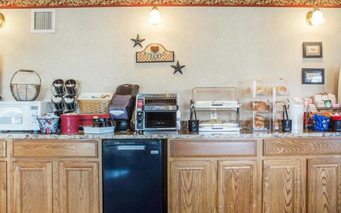 Econo Lodge Darien Lakes