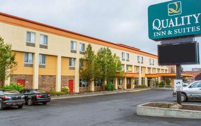 Clarion Hotel & Suites Riverfront
