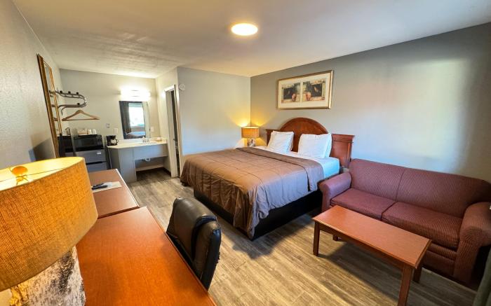 Ozark Inn & Suites                                                              