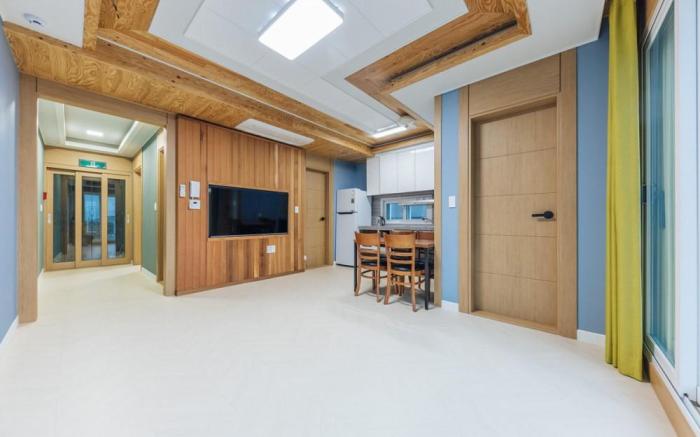 Blue (Blue Road Town Pension)