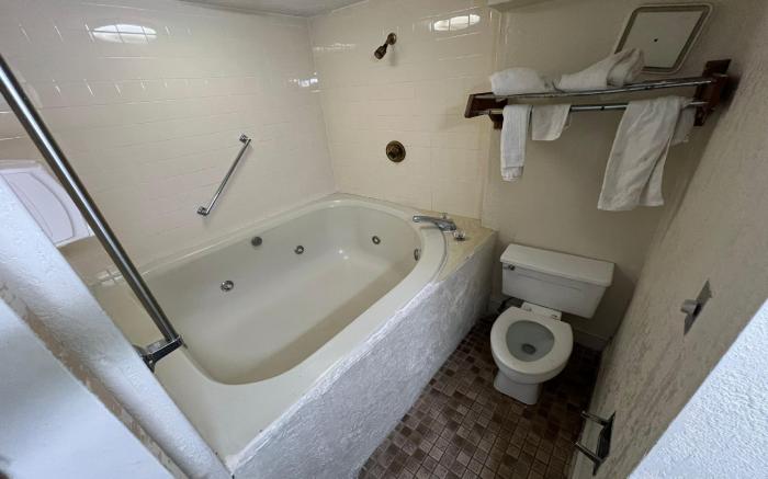 Super Inn & Suites by OYO Milledgeville