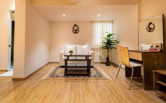 King Monarch Room - Living space -wifi 