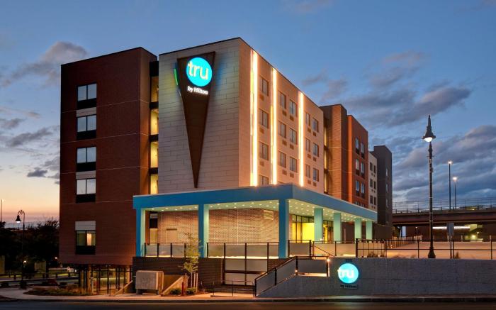 Tru by Hilton Manchester Downtown