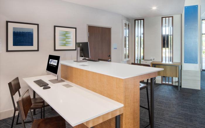 Holiday Inn Express & Suites Ft Myers Beach-Sanibel Gateway By IHG