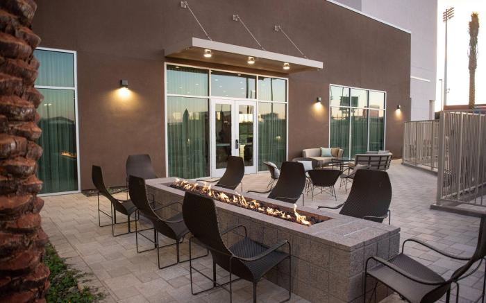 Courtyard Mesa at Wrigleyville West
