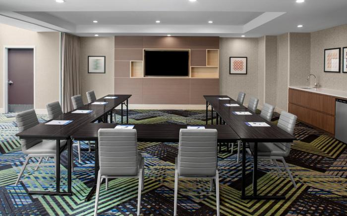 Holiday Inn Express & Suites Woodside LaGuardia Airport By IHG