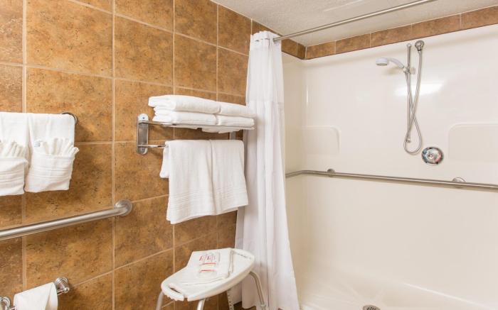 Ramada by Wyndham Sioux Falls Airport - Waterpark & Event Center