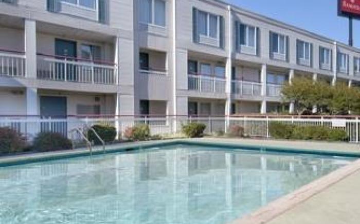 Clarion Pointe - Greensboro Coliseum Area