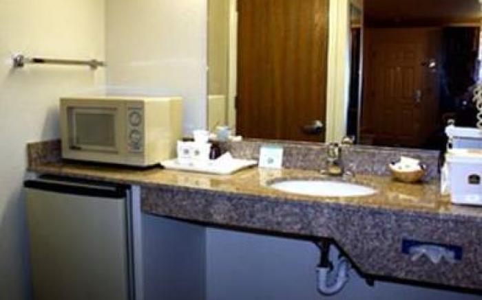 Cloverdale Wine Country Inn and Suites