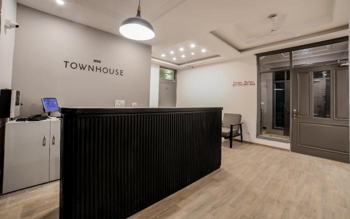 Townhouse 330 DLF Phase-2 Near Leisure Valley Park