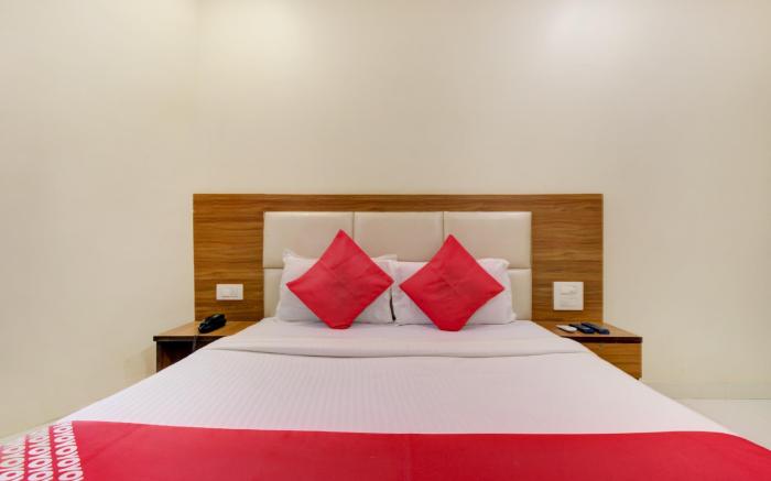 OYO 77793 Hotel Gold West Inn