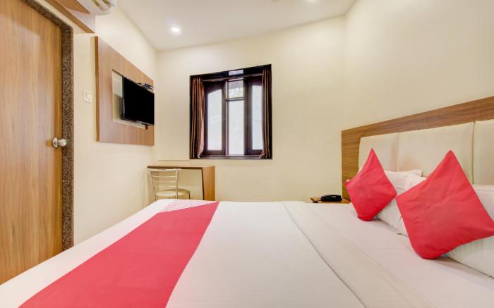 OYO 77793 Hotel Gold West Inn