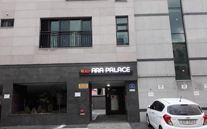 Room 302, 10 minutes on foot to Dongmun Market, close to the airport, cooking and laundry available