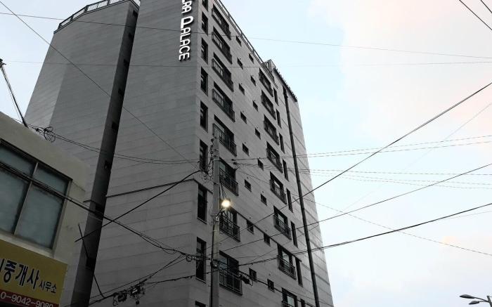 Room 302, 10 minutes on foot to Dongmun Market, close to the airport, cooking and laundry available