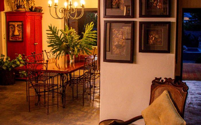 Ebonymoon Guest House and Studio