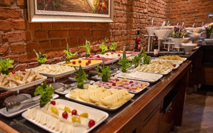 Grand Aras Hotel & Suites.
