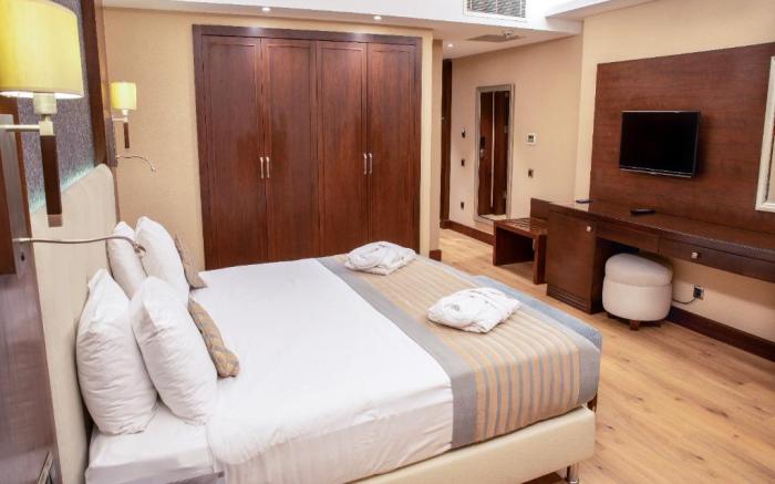 Grand Aras Hotel & Suites.
