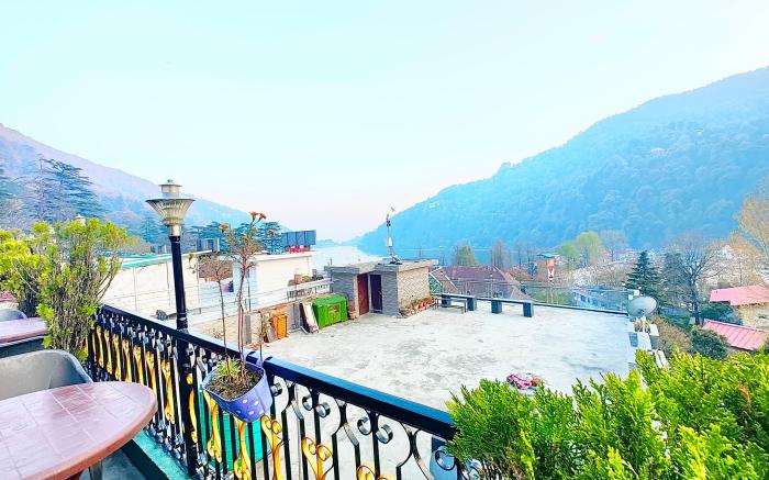 Goroomgo Deluxe Ankur Lake View Nainital