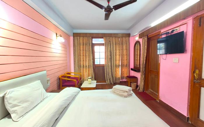 Goroomgo Radha Continental Near Mall Road Nainital