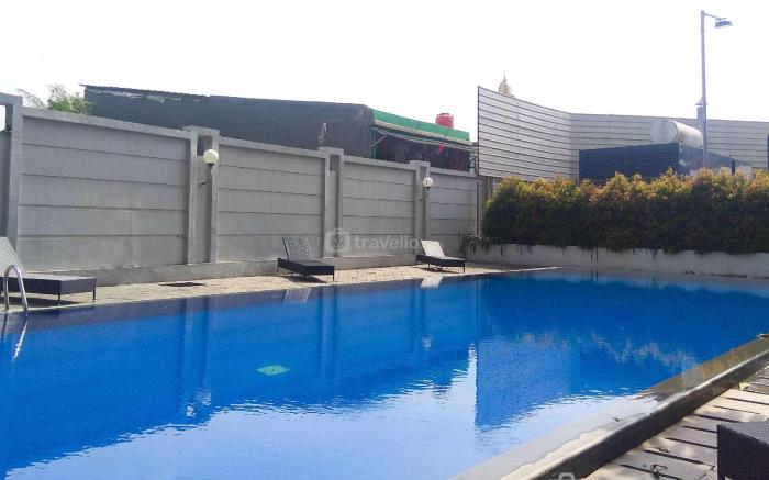 Comfort and Modern Studio Tifolia Apt By Travelio