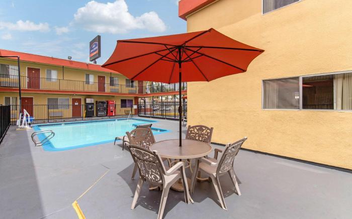 Howard Johnson Suites by Wyndham San Diego Chula Vista/BayFt