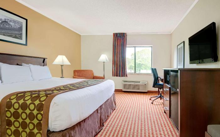 Days Inn and Suites by Wyndham Kansas City South