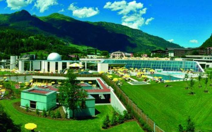 Hotel Norica - Thermenhotels Gastein mit dem Bademantel direkt in die Therme
