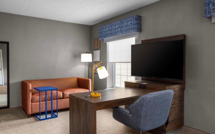 Hampton Inn & Suites State College at Williamsburg Square