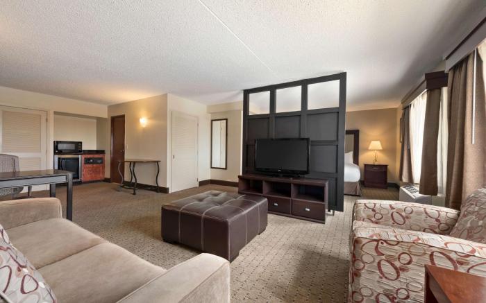 Doubletree By Hilton Wichita Airport Hotel